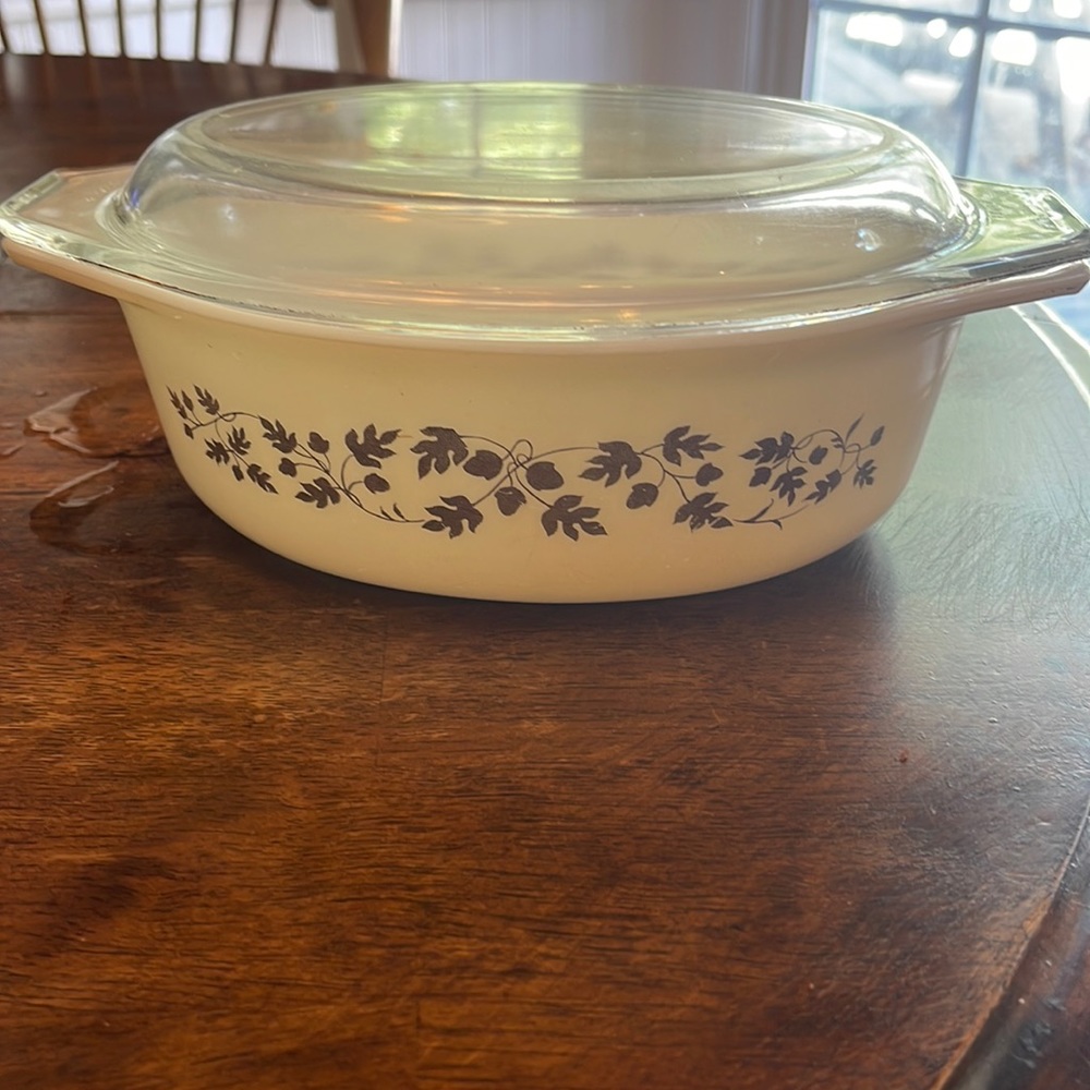 Pyrex gold leaf oval bowl cream 1 1/2 qt